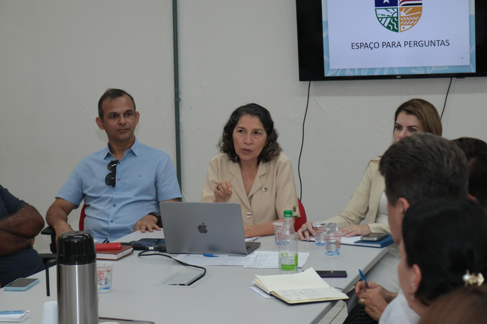 Prefeito Deoclides Macedo reforça compromisso com a educação superior em reunião na UEMASUL