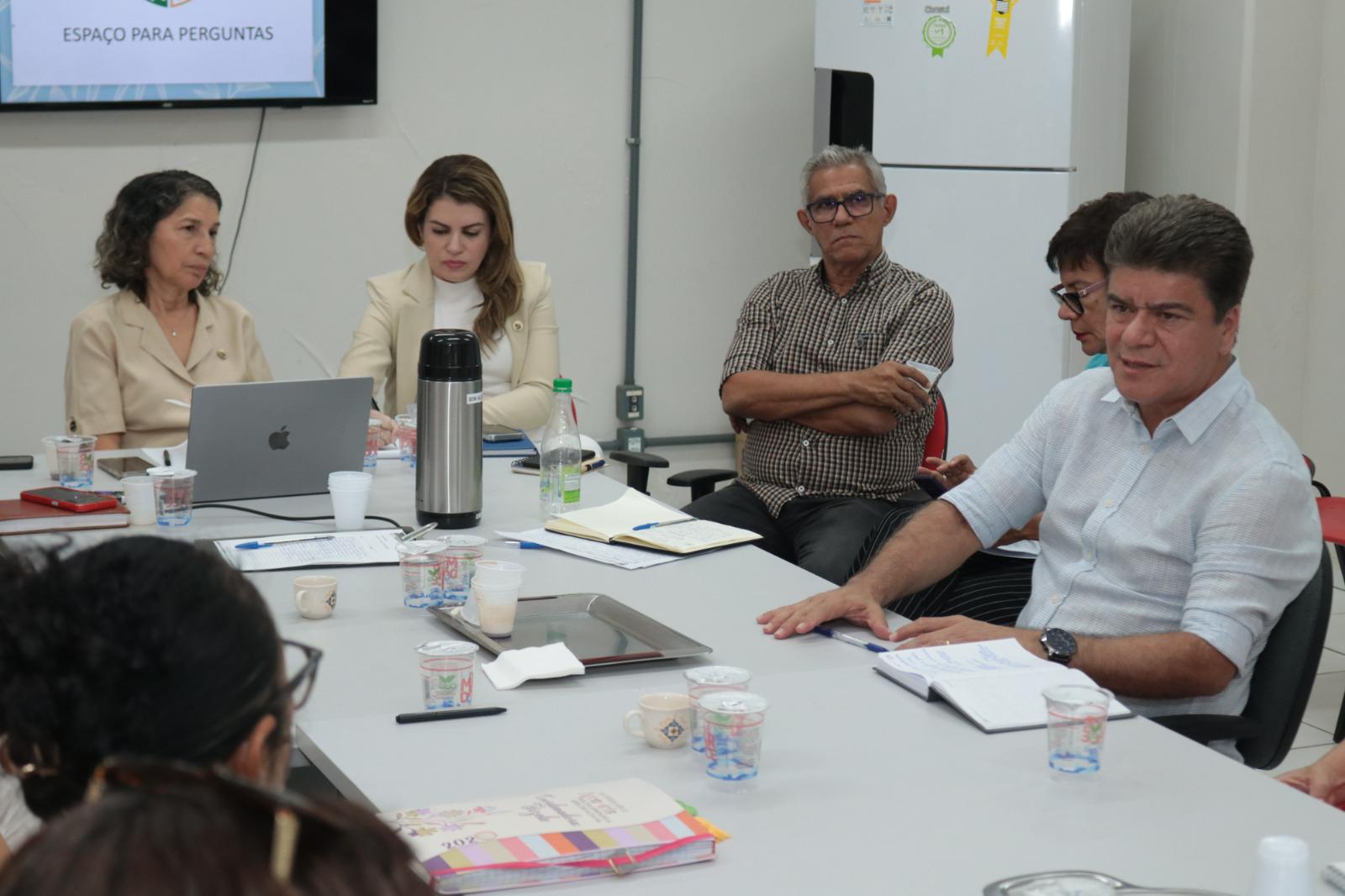 Prefeito Deoclides Macedo reforça compromisso com a educação superior em reunião na UEMASUL