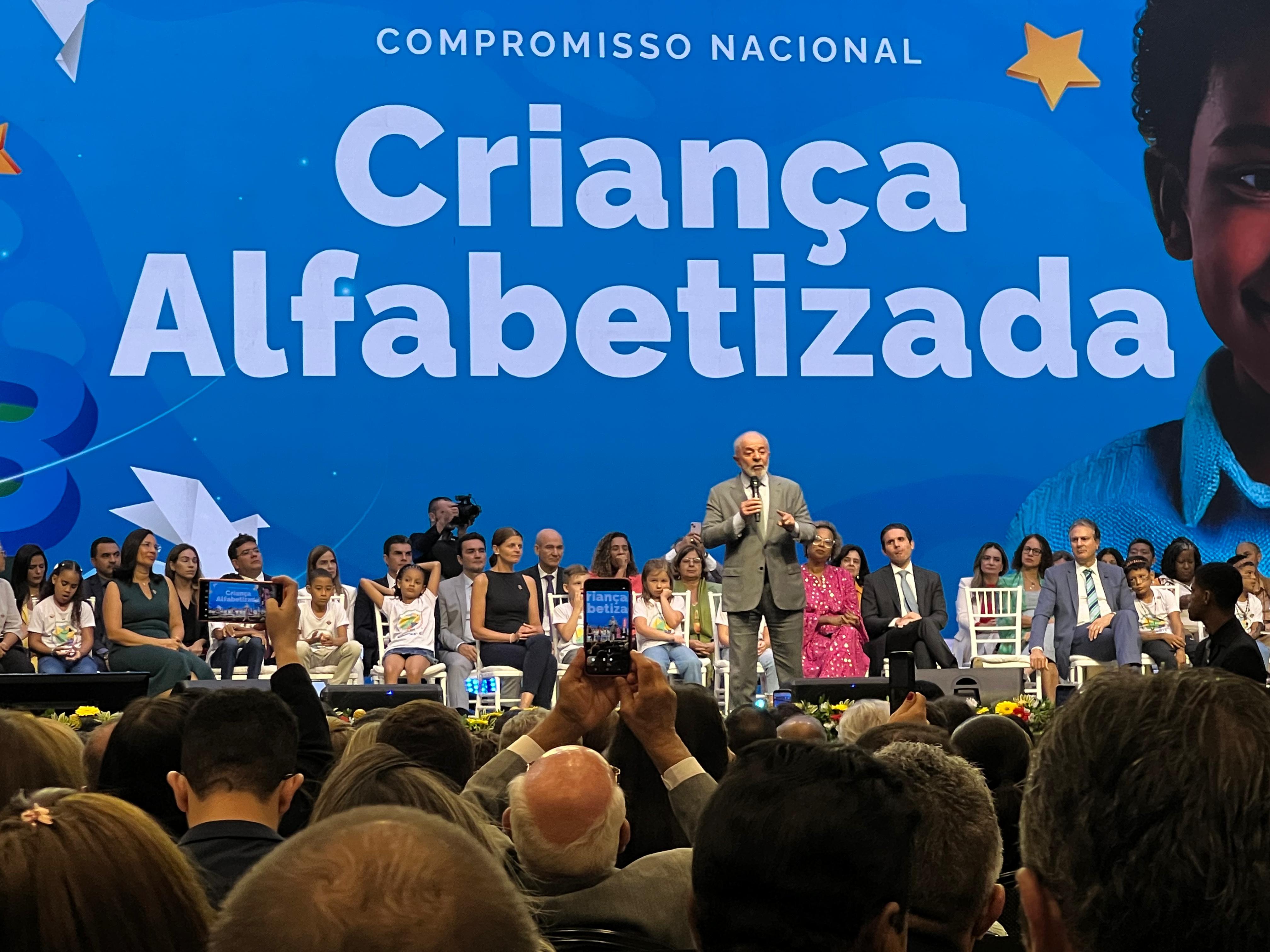 Deoclides Macedo recebe Selo Nacional de Compromisso com a Alfabetização, em Brasília