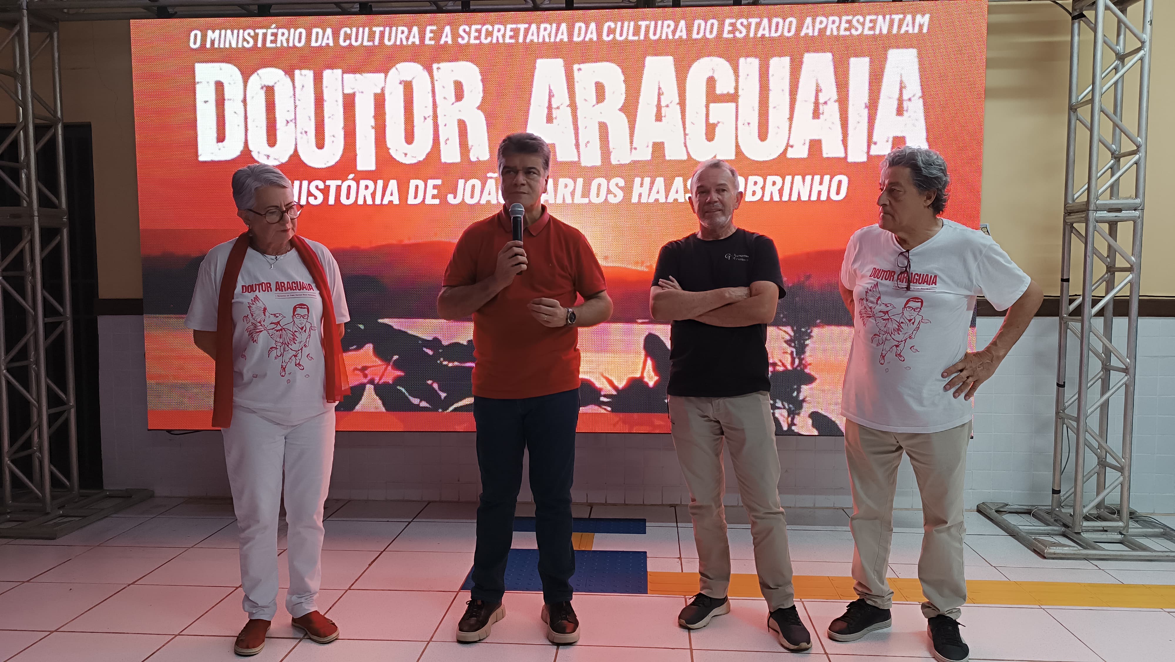 Exibição do documentário "Dr. Araguaia" emociona público em Porto Franco