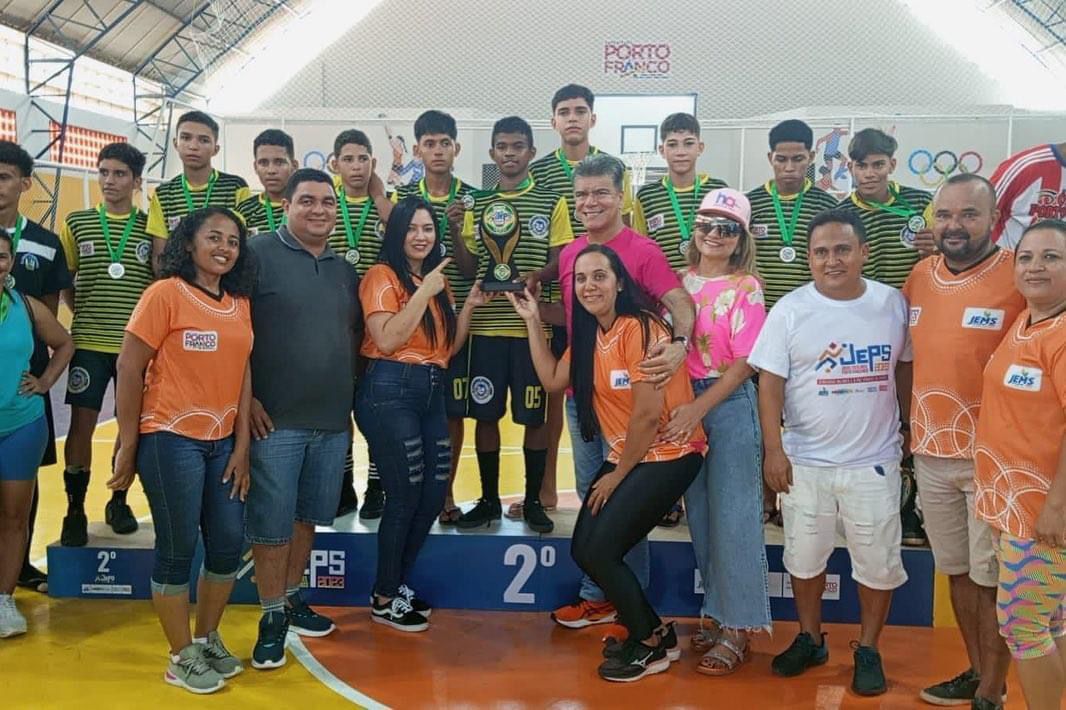 Prefeitura entrega materiais esportivos para intensificar treinos para Jogos Escolares de Porto...