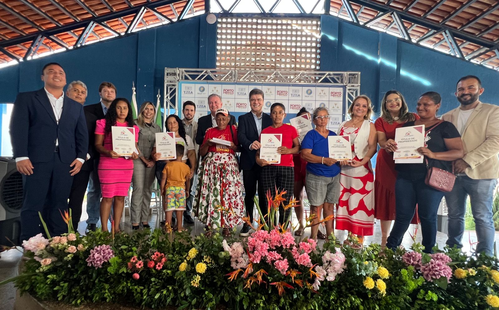 Prefeitura de Porto Franco entrega 50 títulos definitivos de propriedade para moradores do Vila...