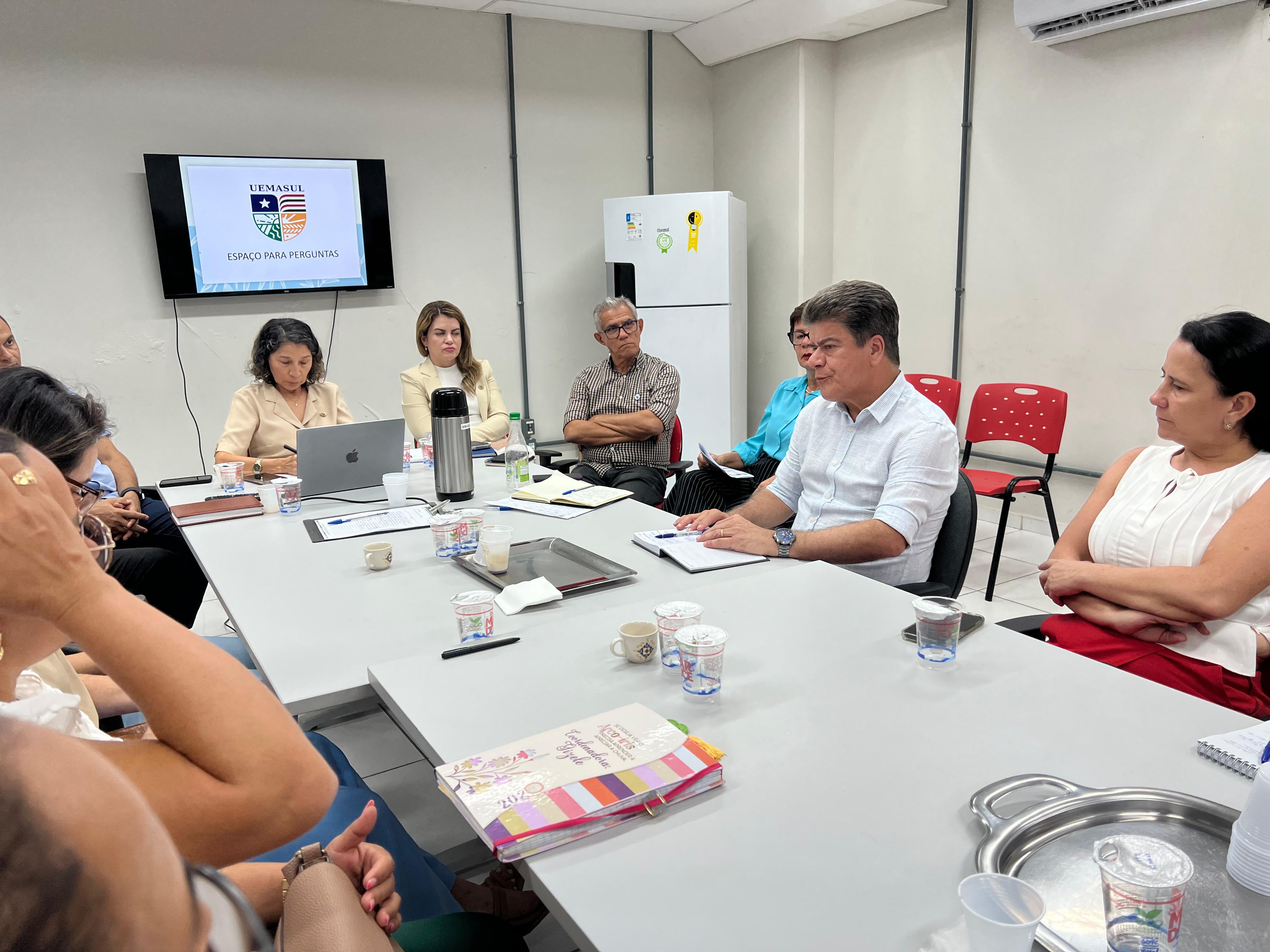 Prefeito Deoclides Macedo reforça compromisso com a educação superior em reunião na UEMASUL