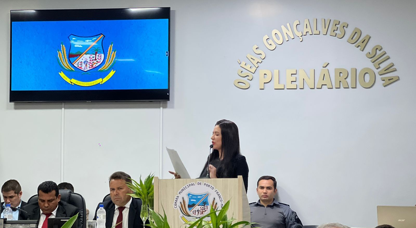 Deoclides Macedo anuncia reajuste de 5% para professores de Porto Franco, acima do reivindicado...