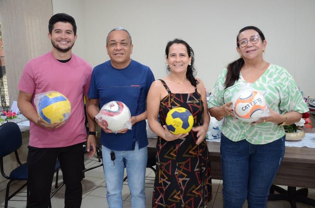 Prefeitura entrega materiais esportivos para intensificar treinos para Jogos Escolares de Porto...
