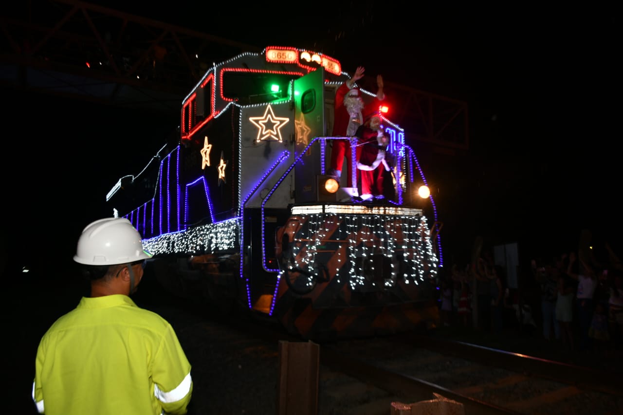 Trem Natalino com Papai Noel Encanta Crianças na Ferrovia de Porto Franco