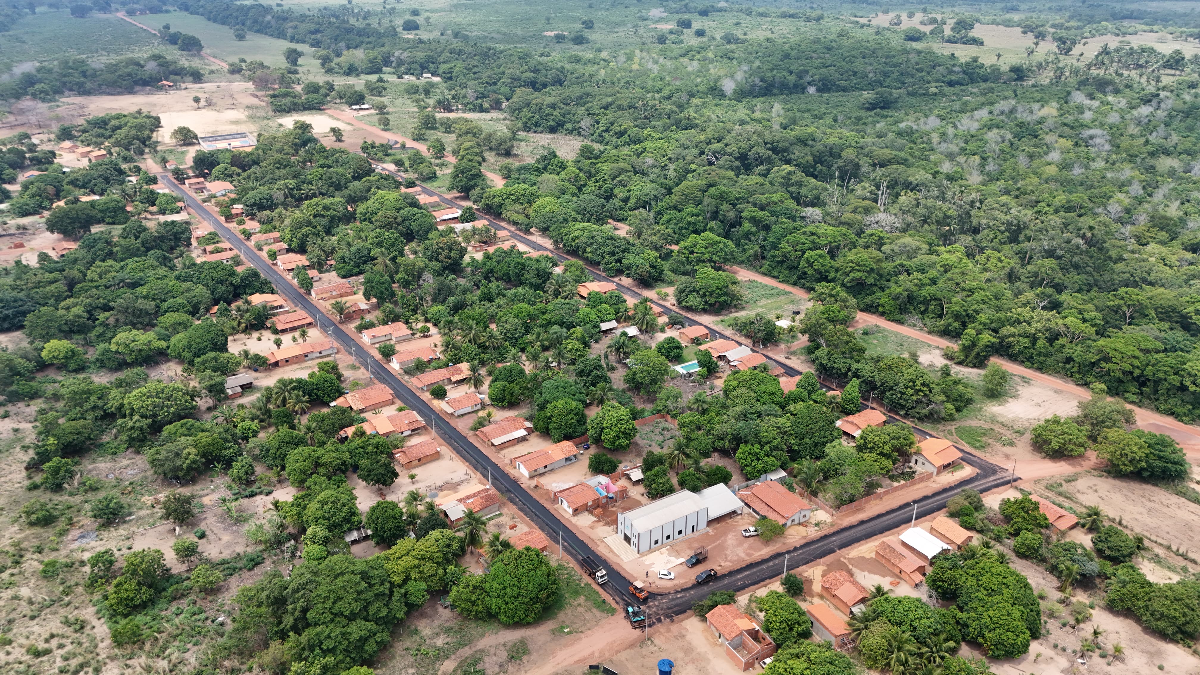 Prefeitura asfalta ruas no Assentamento Maravilha na Zona Rural de Porto Franco