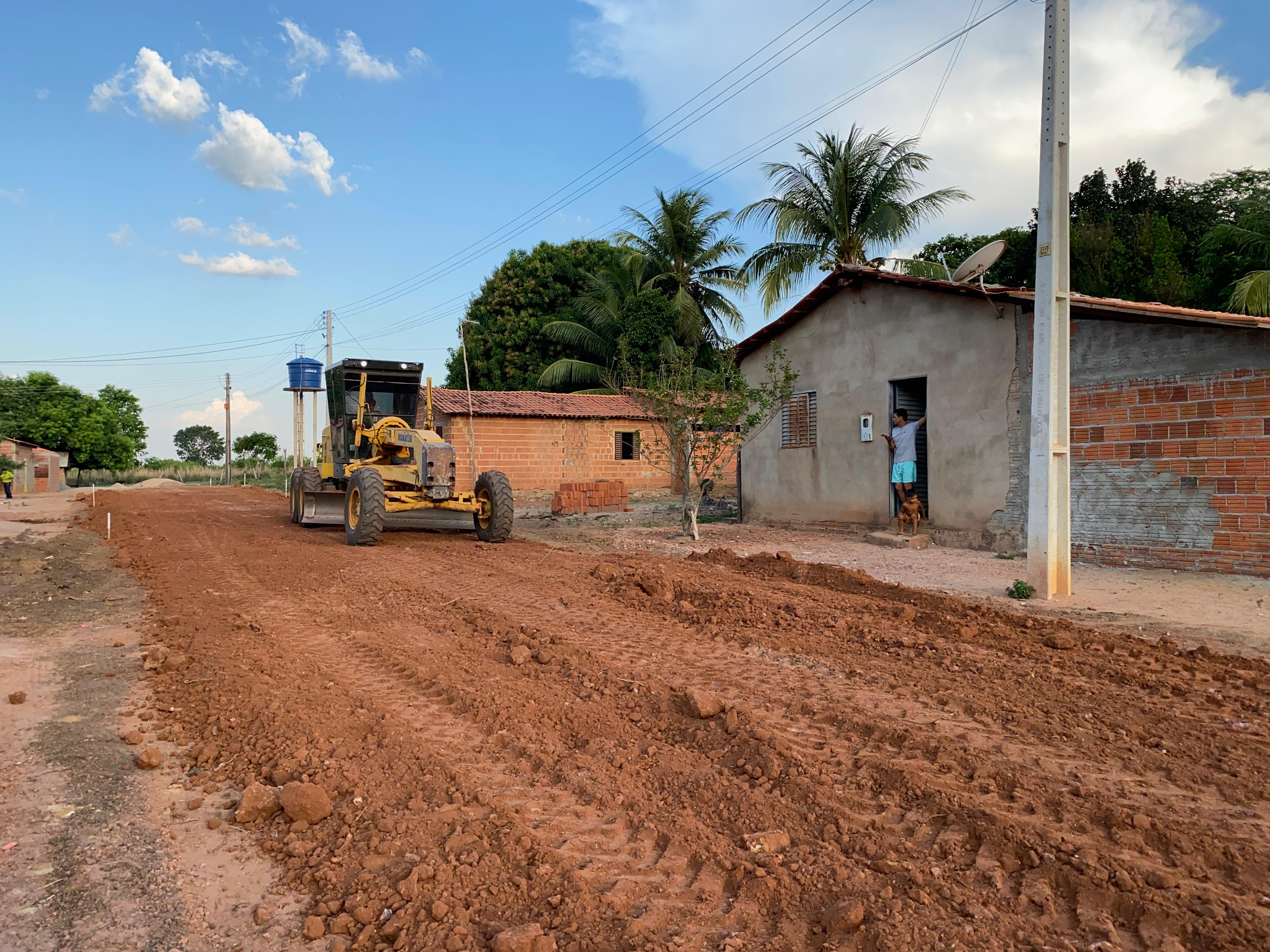 Prefeitura de Porto Franco realiza terraplanagem e pavimentação asfáltica no Assentamento Marav...