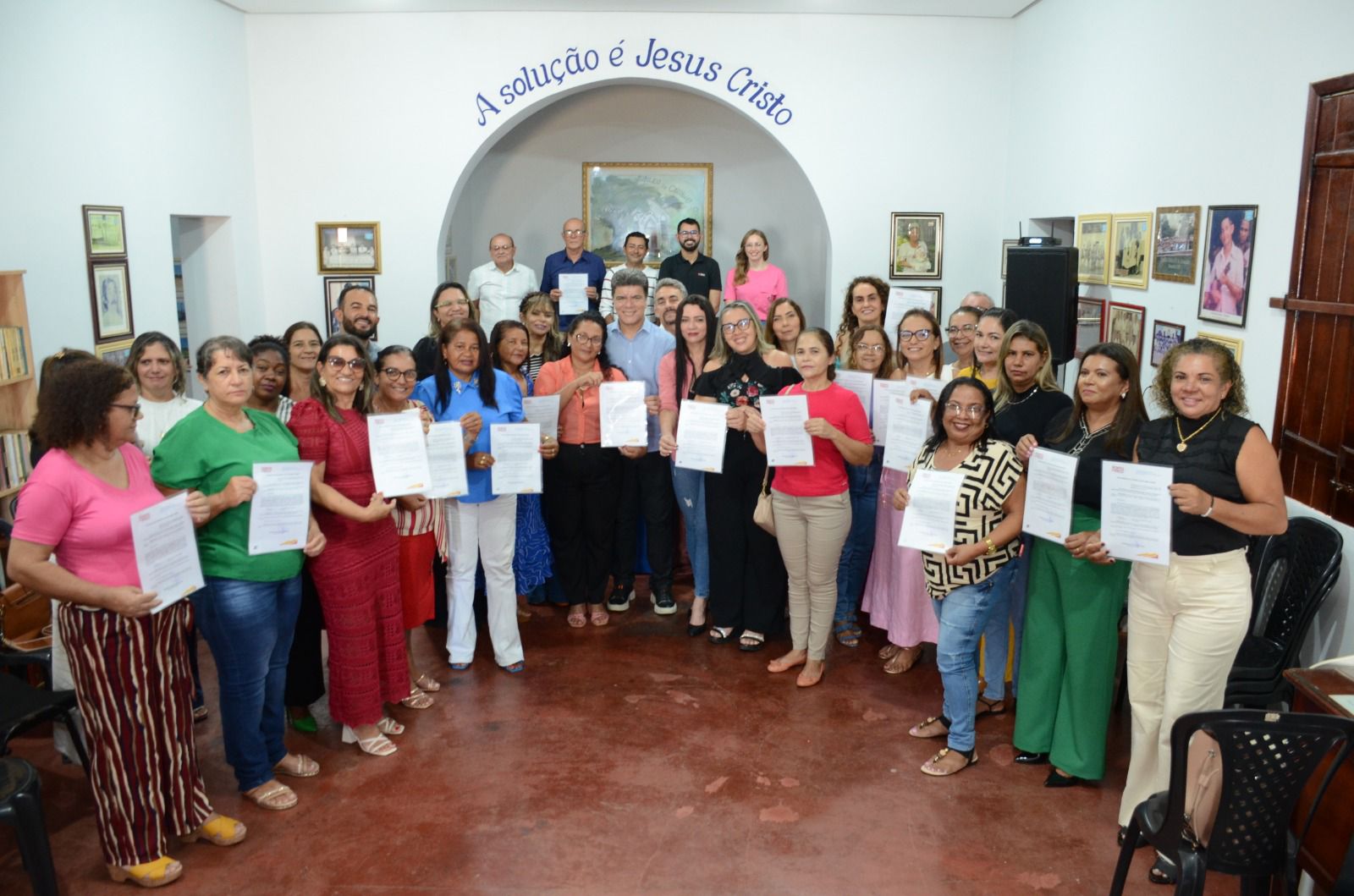 Prefeito Deoclides Macedo sanciona projetos de leis  que reajusta solários dos professores e da...