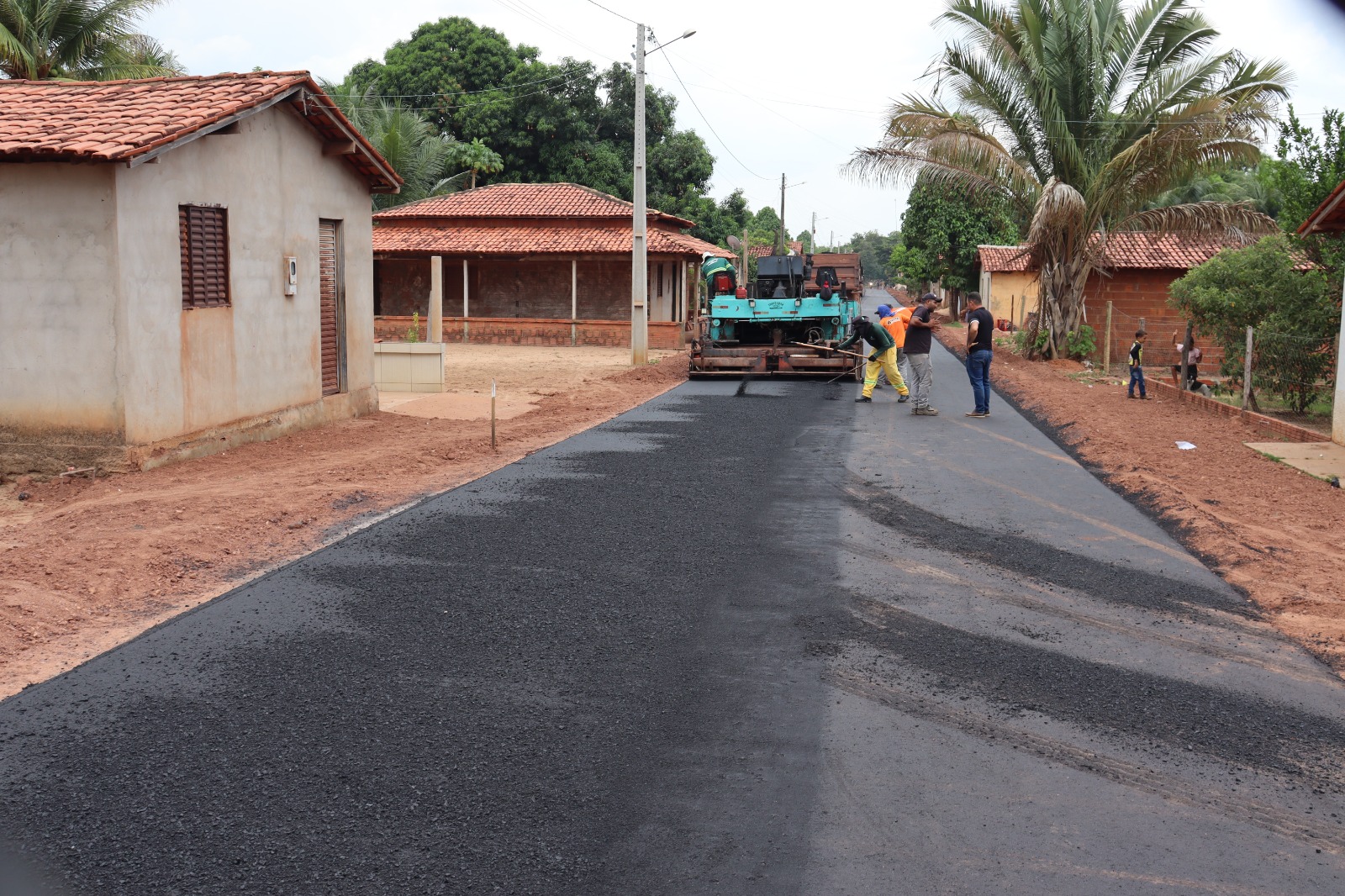 Prefeitura asfalta ruas no Assentamento Maravilha na Zona Rural de Porto Franco