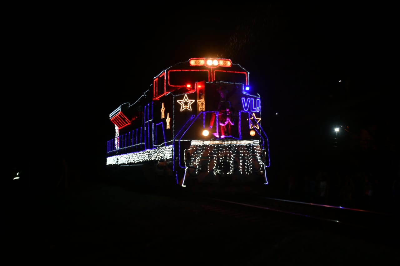 Trem Natalino com Papai Noel Encanta Crianças na Ferrovia de Porto Franco