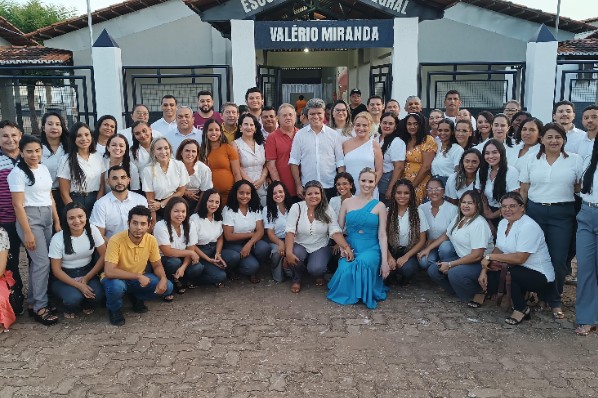 Prefeitura de Porto Franco entrega reforma e revitalização da Escola de Tempo Integral Valério...