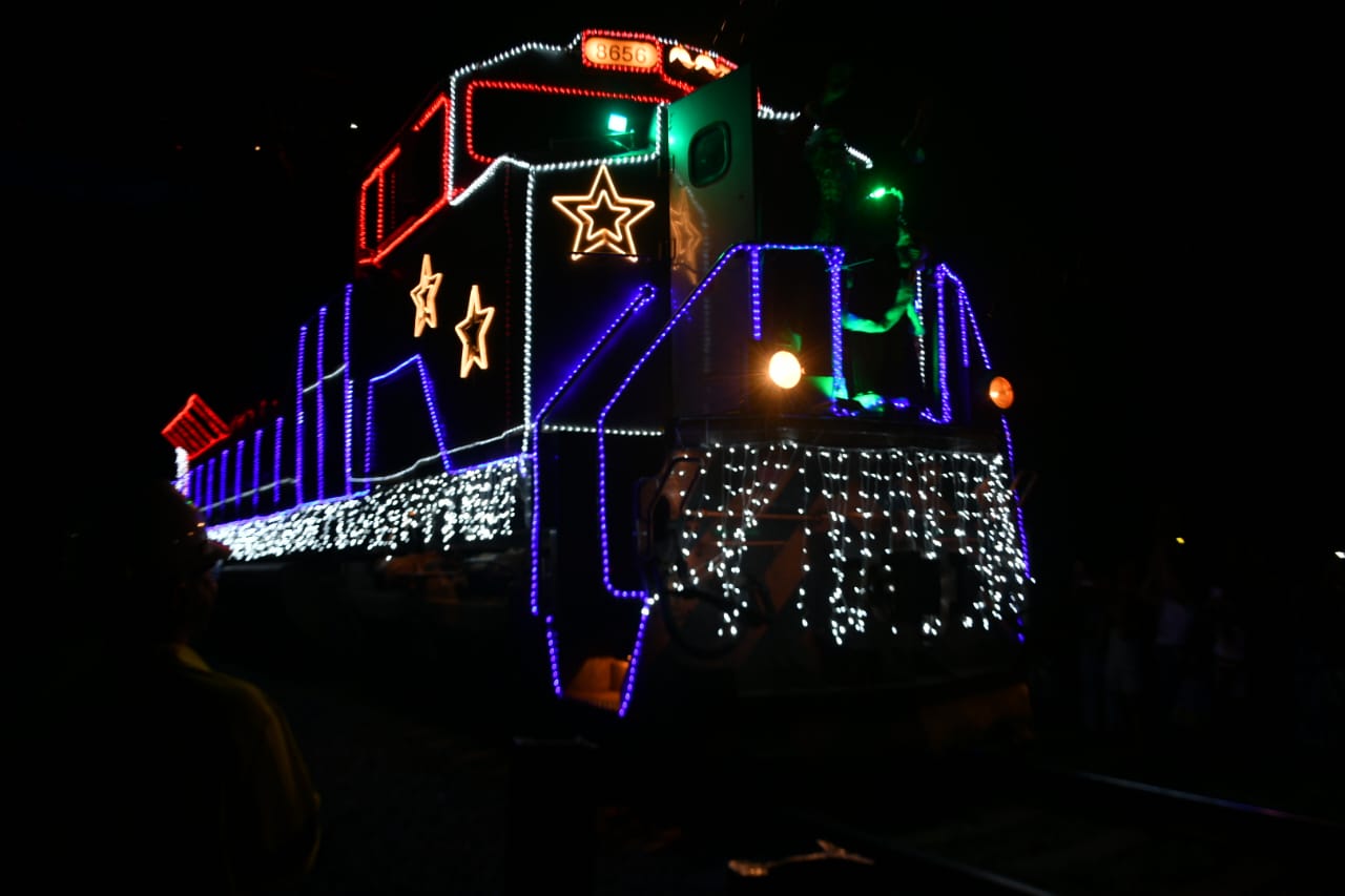 Trem Natalino com Papai Noel Encanta Crianças na Ferrovia de Porto Franco