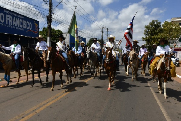 EXPOFRAN 2026 tem início com grande cavalgada e forte participação de comitivas da região