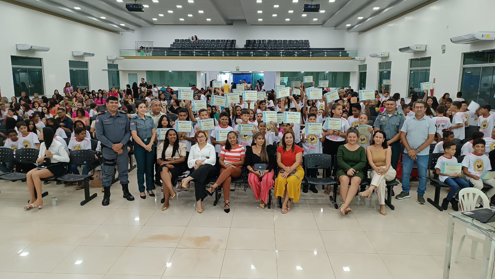 Prefeitura de Porto Franco realiza formatura de 316 alunos do 5º ano do PROERD e celebra a educ...